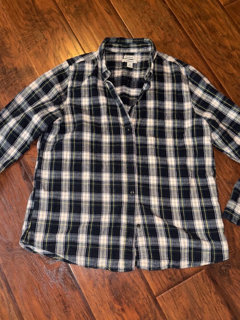 LL Bean Mens Flannel Shirt Size M Relaxed Fit Navy Plaid Button Up